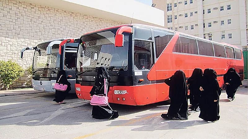 "التعليم" تحذر من التعاقد مع حافلات غير مرخصة