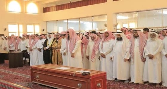 محافظ بارق ينقل تعازي خادم الحرمين لأسرة الشهيد علي البارقي