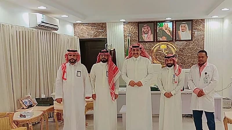 محافظ طريف يدشن حملة تطعيم لقاح الانفلونزا