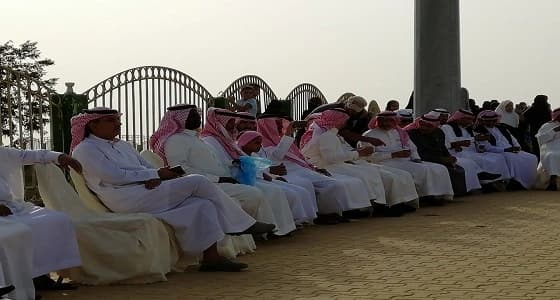 بالصور.. فرقة جيزان تشعل صيف النماص بالألوان الشعبية