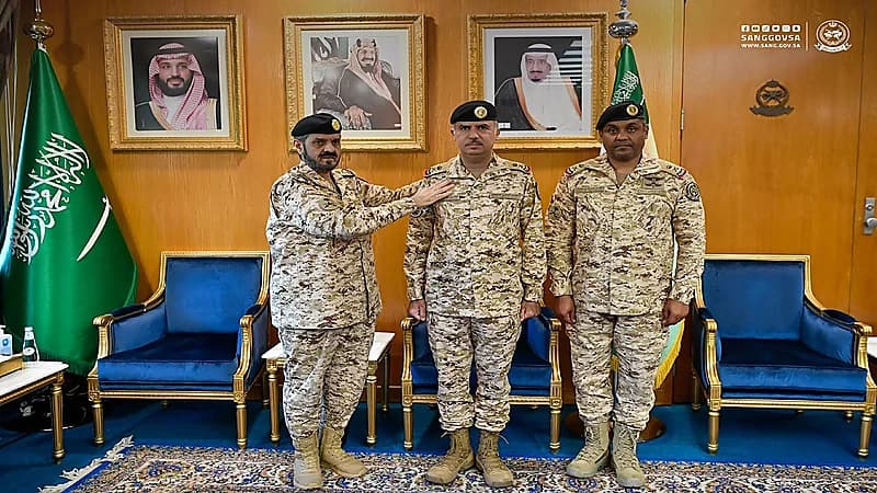 رئيس الجهاز العسكري بالحرس الوطني يقلّد عدداً من الضباط رتبة لواء.. صور