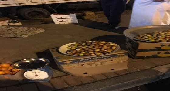بالصور.. مصادرة بضائع الباعة الجائلين بالدمام