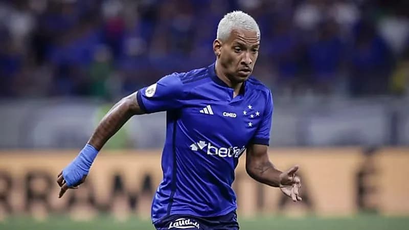 كروزيرو يسعى إلى شراء عقد نجم الهلال