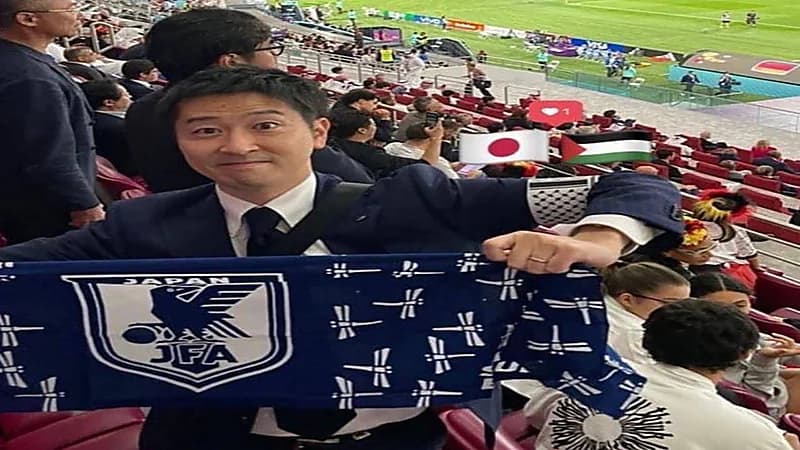 ‏مُشجع ياباني يحمل شارة قضية فلسطين