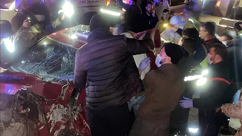 شاهد.. انشطار مركبة  ل ٣ قطع في حادث مروع