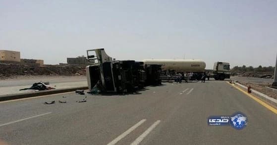 انقلاب شاحنة غاز في دوار البساتين بحي عرقة بالرياض