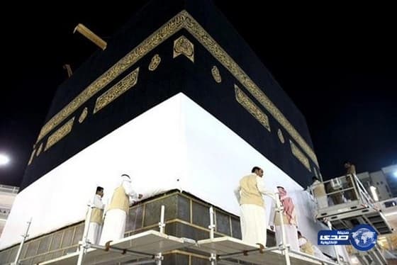 بالصور.."شؤون الحرمين" ترفع الجزء السفلي من كسوة الكعبة المشرفة لمنع العبث بها