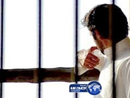 خليجي يعذب ابنته ويقيدها بالسلاسل في الإمارات