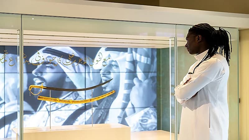 شاهد.. جوميز يزور الدرعية مرتديا الزي السعودي