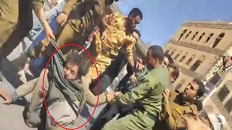 سحل رجل يمني من قبل الحوثيين لإجباره على دفع الجبايات .. فيديو