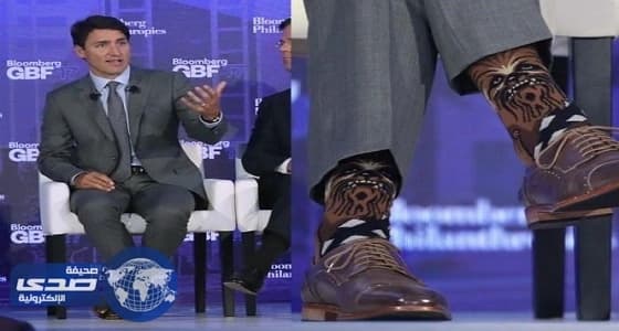 رئيس وزراء يرتدي جوارب مضحكة في مؤتمر عالمي