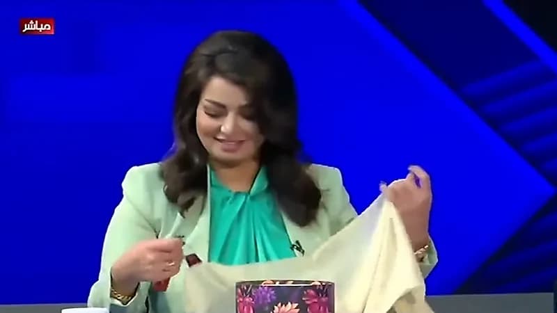 بالفيديو.. رجل دين يفاجئ مذيعة عراقية بـ "حجاب" هدية