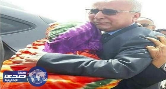 أسباب دموع وزير يمني بعد لقاء والدته