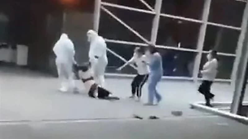 سحل امرأة على الأرض داخل معسكرات كوفيد-19 في الصين