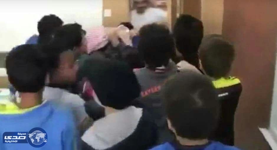 بالفيديو .. ردة فعل مؤثرة لطلاب صغار في وداع معلمهم المنقول لمدرسة أخرى