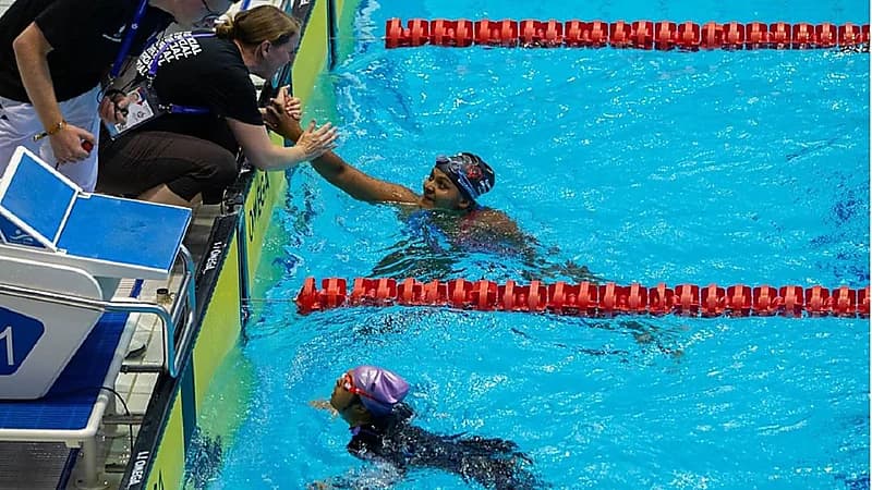 موقف مؤثر بين السباحة السعودية ومنافستها يخطف الأضواء.. فيديو