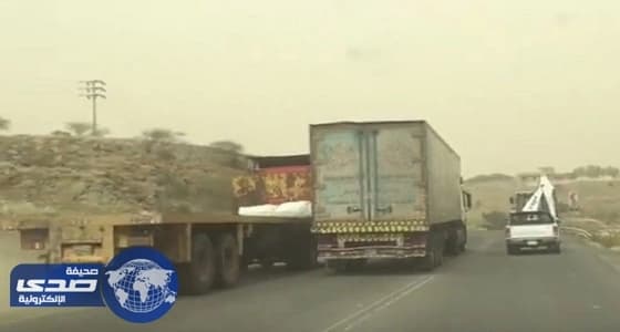 أمير عسير يوجه بترحيل سائقي الشاحنتين المستهترين