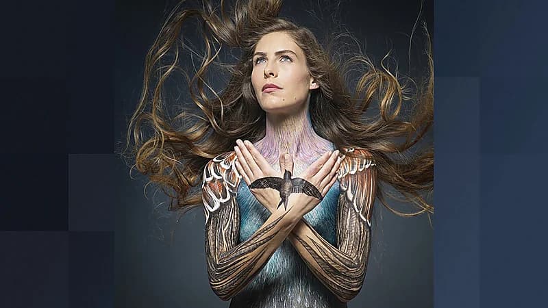 امرأة تتجول عارية لمساندة الطيور!