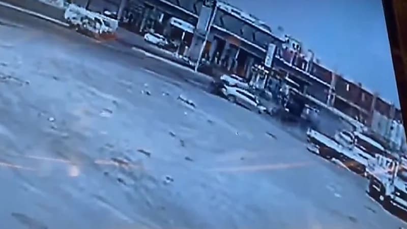 بالفيديو.. مركبة تسير بسرعة جنونية تصطدم بـ ”شاحنة” في جدة