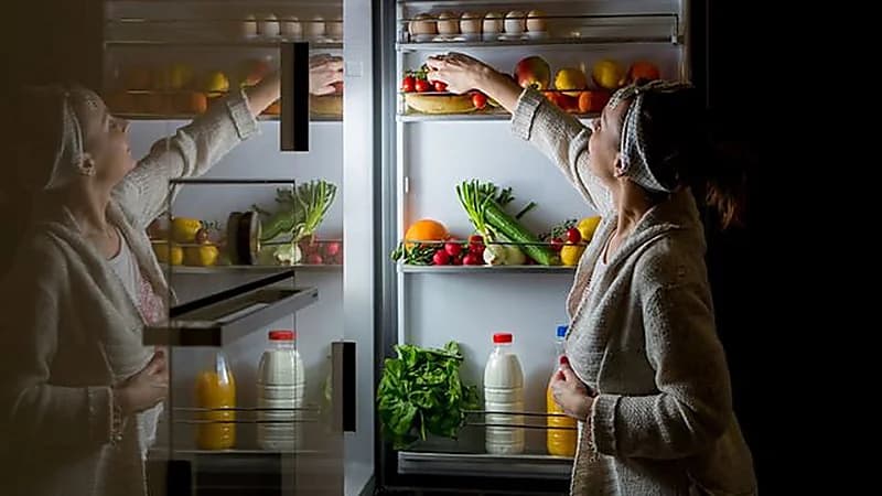 4 مخاطر لتناول الفاكهة مساءً يجب الحذر منها