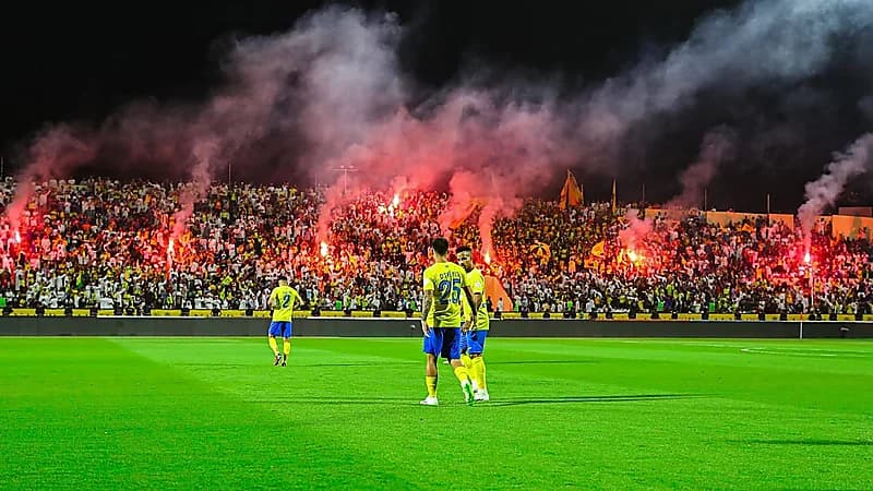 إزالة أي لافتة عليها اسم العالمي قبل انطلاق مباراة النصر والشباب
