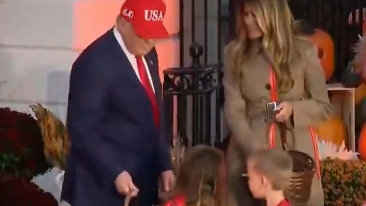 ردة فعل طفلة تجاهلها ترامب في احتفالات الهالوين بالبيت الأبيض..فيديو