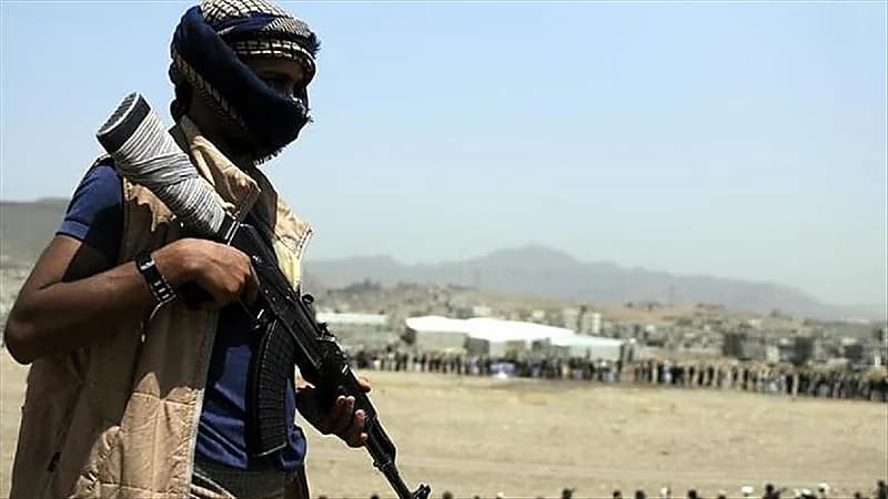 "ضغوط الحرب" تدفع حوثيًا لقتل والده!