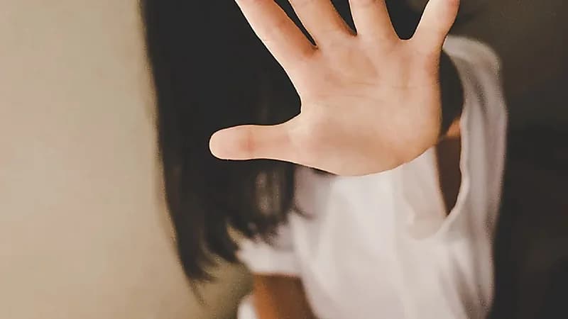 شاب يختطف شقيقته ويحاول تصويرها عارية مع صديقه