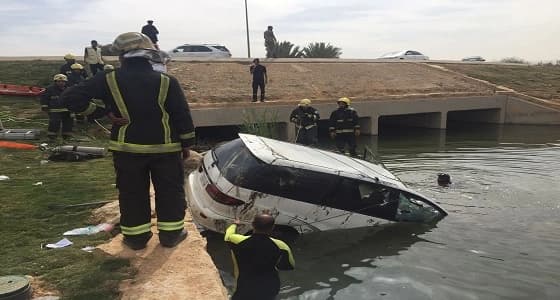 بالصور ..مصرع 3 في انقلاب سيارة في مجرى مياه بطريق الملك خالد