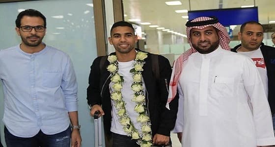 بالصور.. استقبال حافل من جماهير الأهلي لـ " مؤمن زكريا "