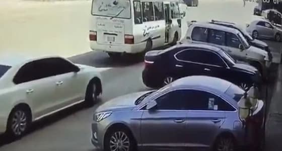 اصطدام قائد سيارة بحافلة مدرسية.. ونجاة طفلين بإعجوبة (فيديو)