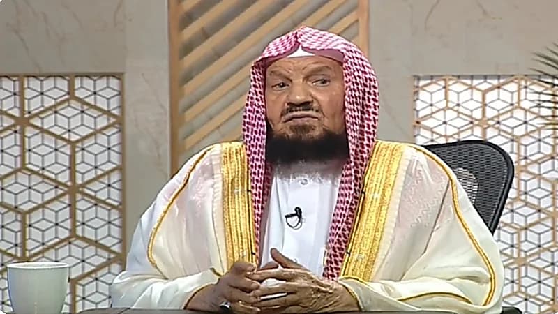 المنيع يوضح حكم إخراج الشخص الأضحية في بلد غير المقيم بها..فيديو