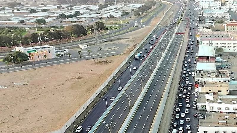 نقل الحركة المرورية للمسارات العلوية لجسر طريق الملك خالد بأحد رفيدة