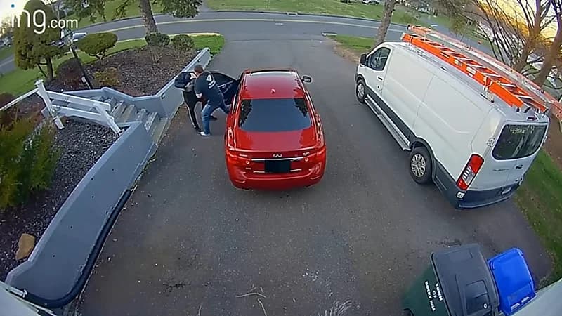 بالفيديو.. مالك سيارة يواجه 4 لصوص ببسالة