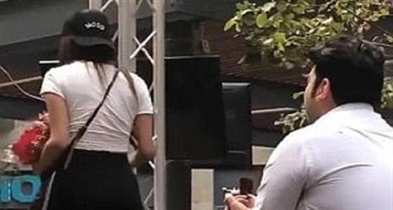 بالفيديو.. رد فعل قاسي لفتاة عرض حبيبها الزواج عليها أمام المارة