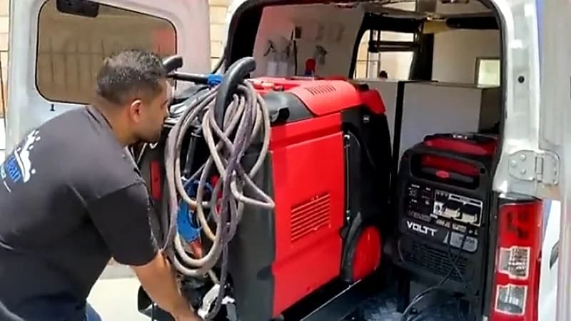 بالفيديو.. مختص بالعلاج الطبيعي يعمل في غسيل السيارات لتحسين دخله