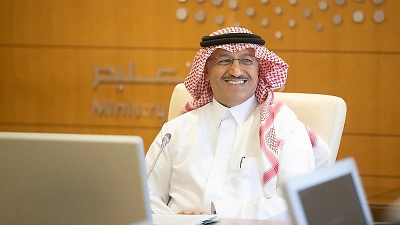 شاهد .. وزير التعليم الجديد يباشر مهامه ويلتقي قيادات الوزارة