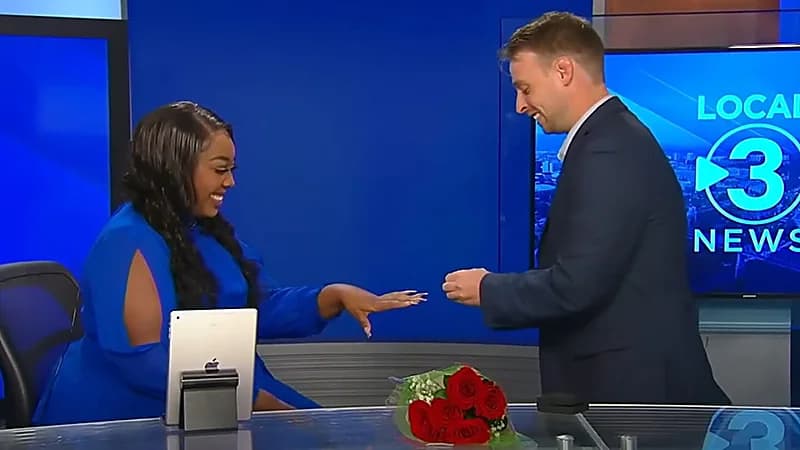 مراسل يتقدم للزواج من مذيعة في الاستديو.. فيديو