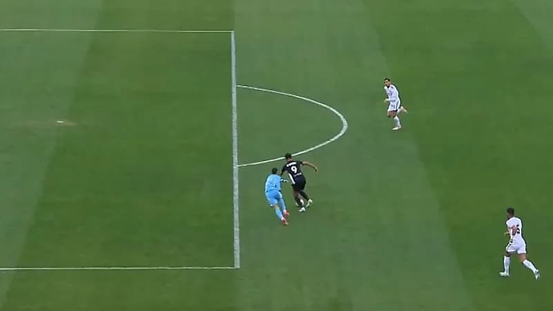 لاعب يخطف الكرة من الحارس ويسجل أغرب هدف في الدوري المصري .. فيديو