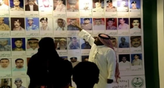 زوار الجنادرية 32 من أمام لوحات الشهداء: " أنتم أحياء في قلوبنا "