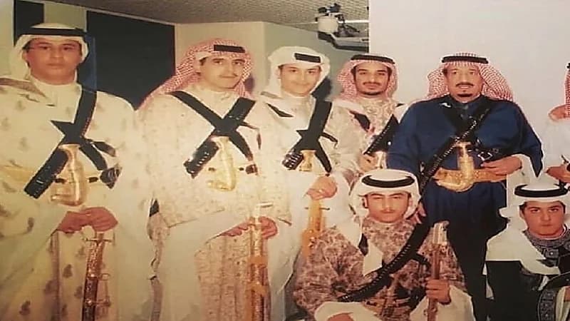 صورة نادرة لخادم الحرمين وولي العهد و5 أمراء آخرين