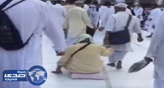 بالفيديو.. معتمر «مبتور الساقين» يتحدى إصابته ويطوف حول الكعبة الشريفة