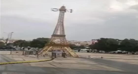 بالفيديو.. إنزلاق برج إيفل الصيني يثير ضجة خارج مول تجاري