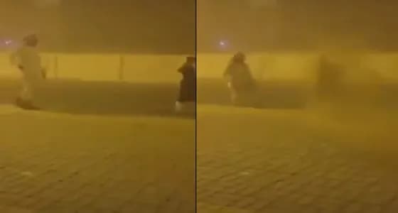 بالفيديو.. شابان ينثران التراب في الهواء لتعليق الدراسة