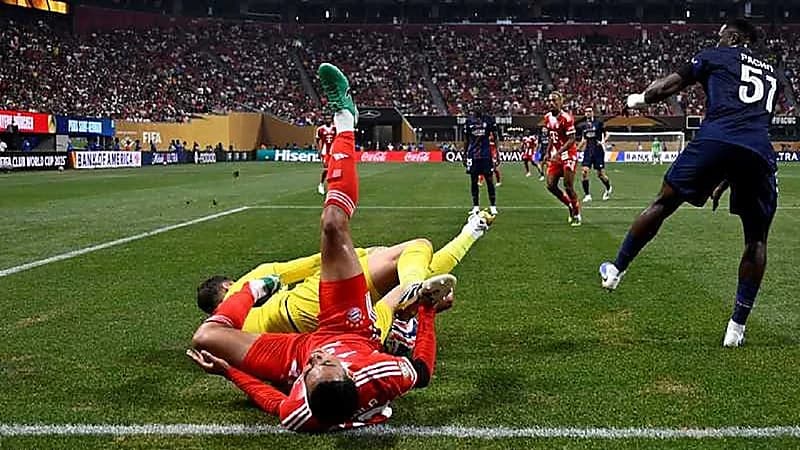 مانويل نوير يهاجم دوناروما بسبب إصابة موسيالا