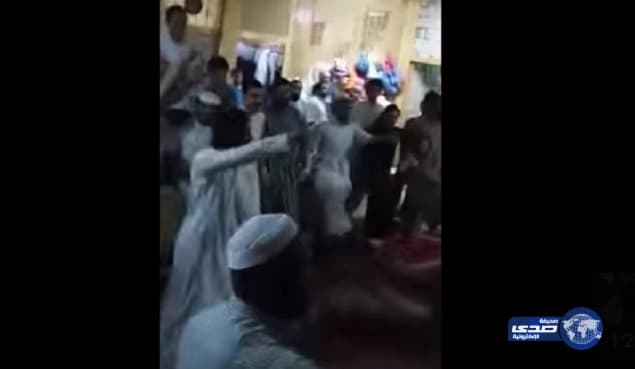 شاهد.. ردة فعل زائرة بريطانية بعدما أهدتها فتاءة سعودية عباءة في العلا