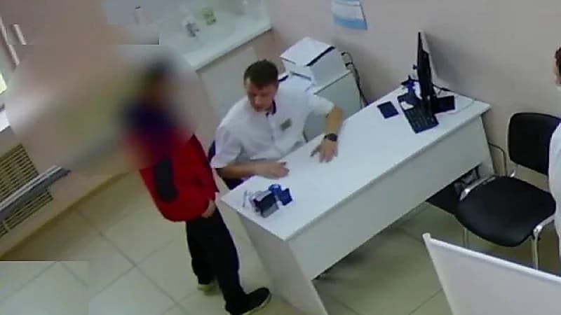 بالفيديو.. رجل يضرب طبيب فحص زوجته المحجبة