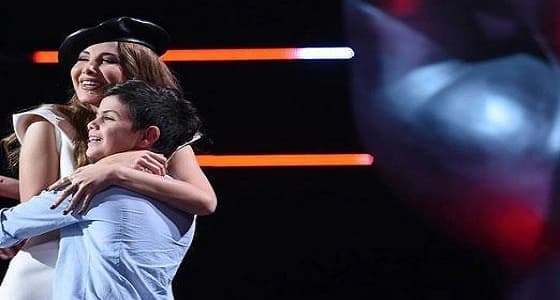 " تشابه لون العيون " .. طريقة نانسي عجرم لإقناع طفل لانضمام إلى فريقها