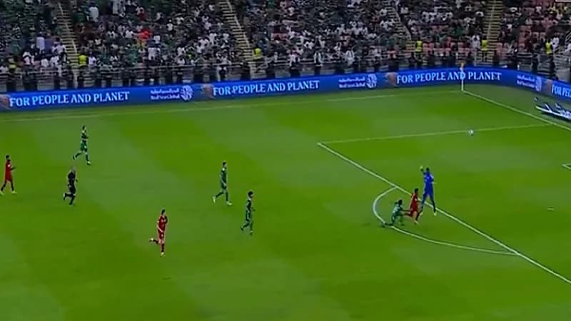 مهاجم أبها يُهدر هدف أمام الأهلي بطريقة غريبة .. فيديو