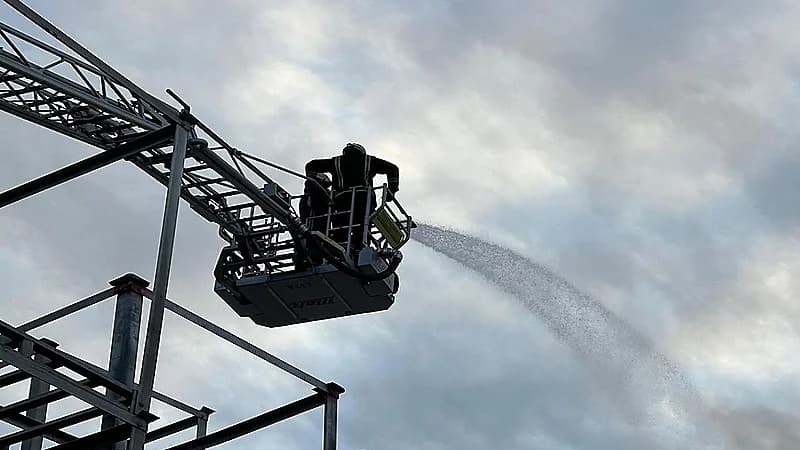 إخماد حريق بمستودع لتخزين التمور بالبكيرية.. صور